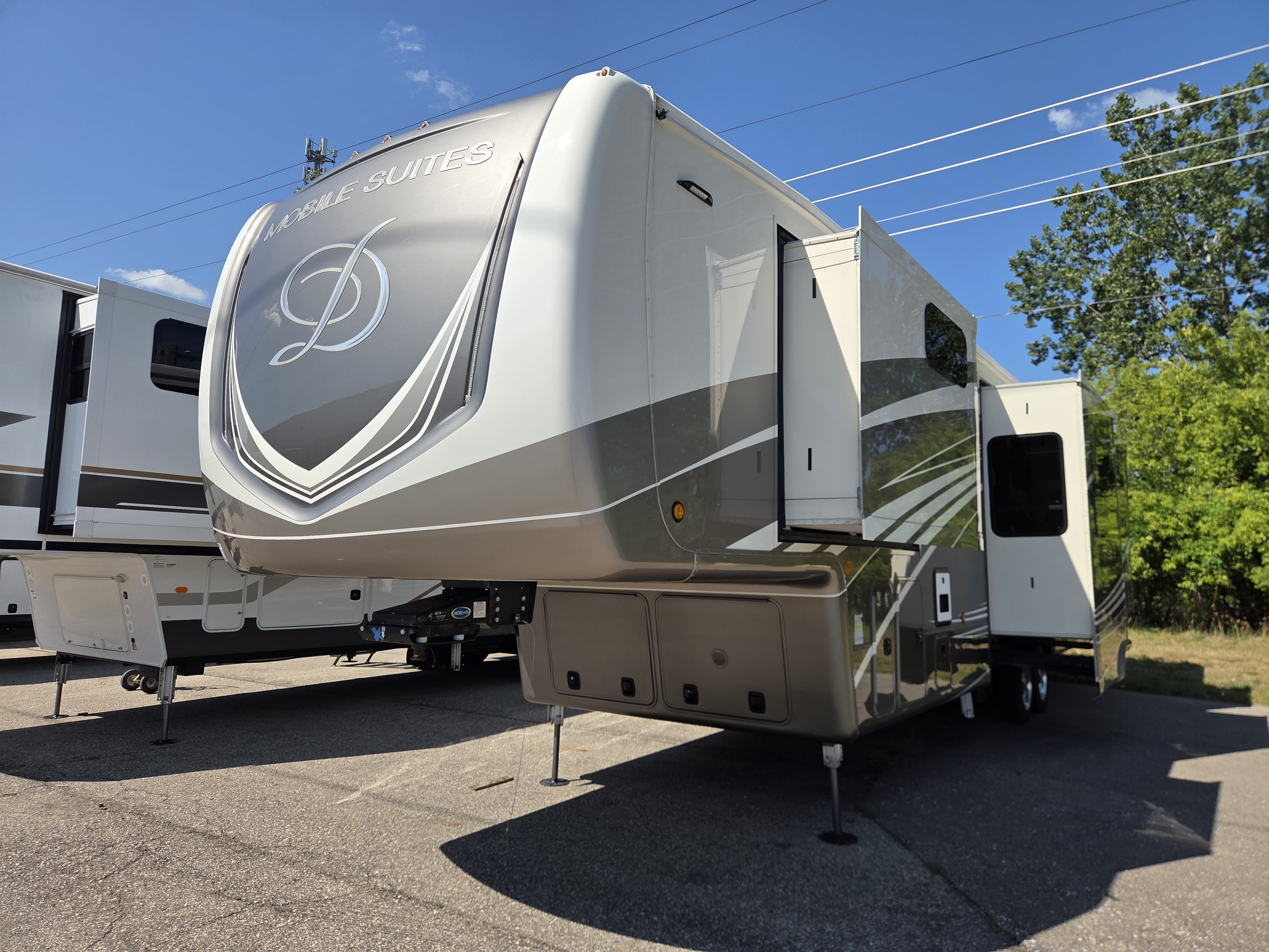 2022 DRV Mobile Suites 41FKMB, $ 134,995