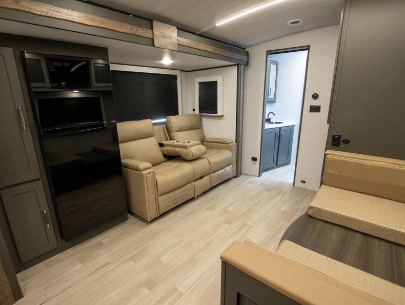 2026 Keystone Bullet Crossfire 245RKS, $ 32,999