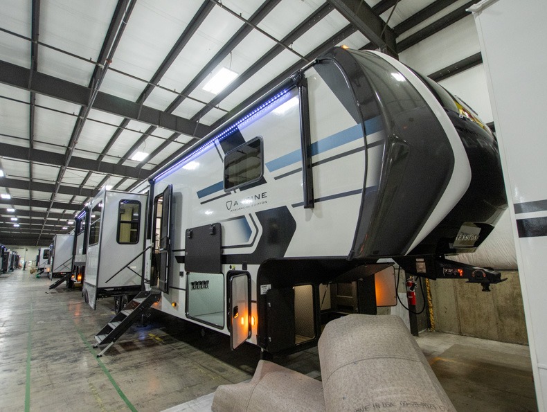 2026 Keystone Alpine Avalanche Edition 381DL, $ 79,999