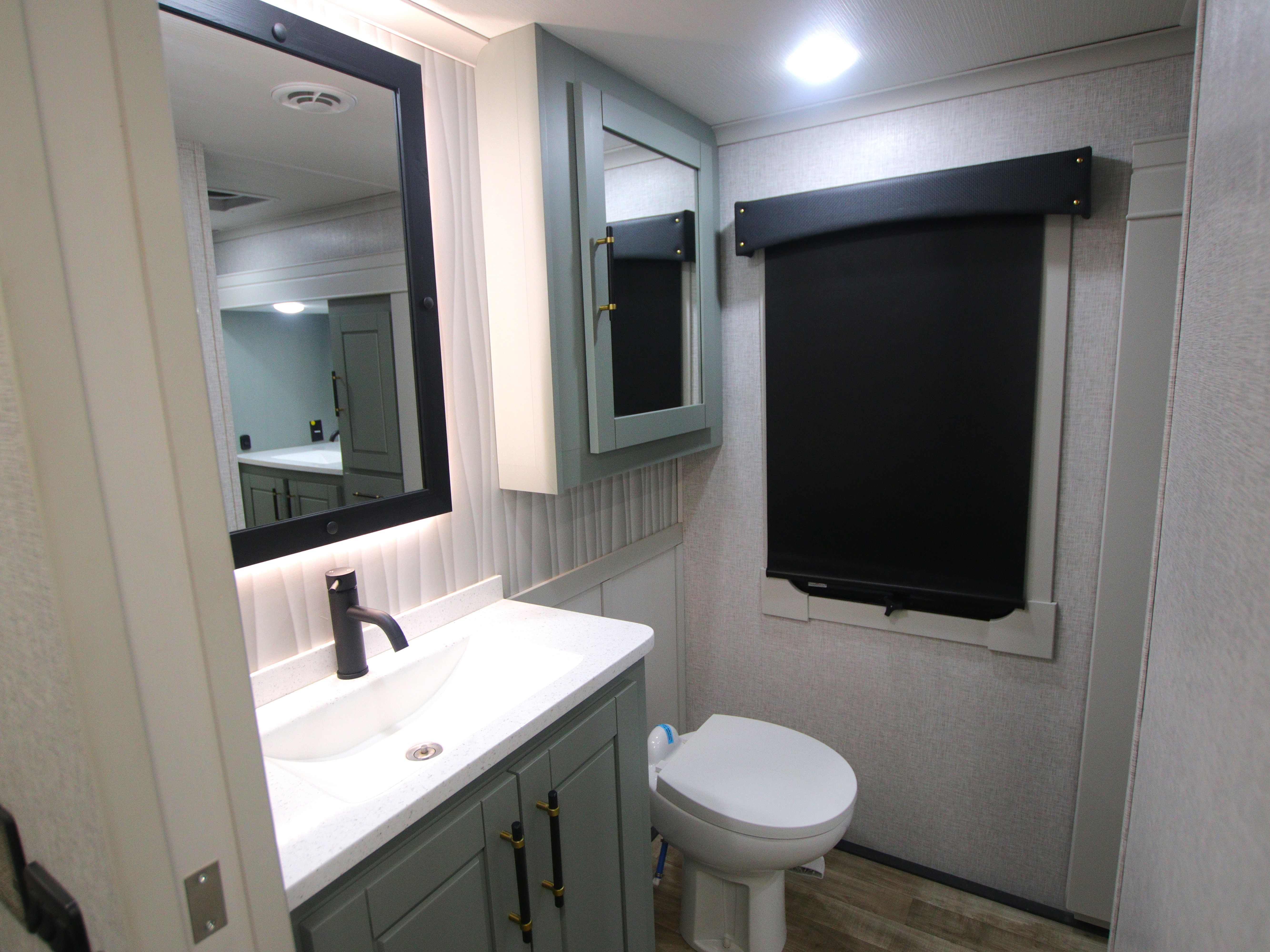 2024 CrossRoads Redwood RW4120GK, $ 119,995