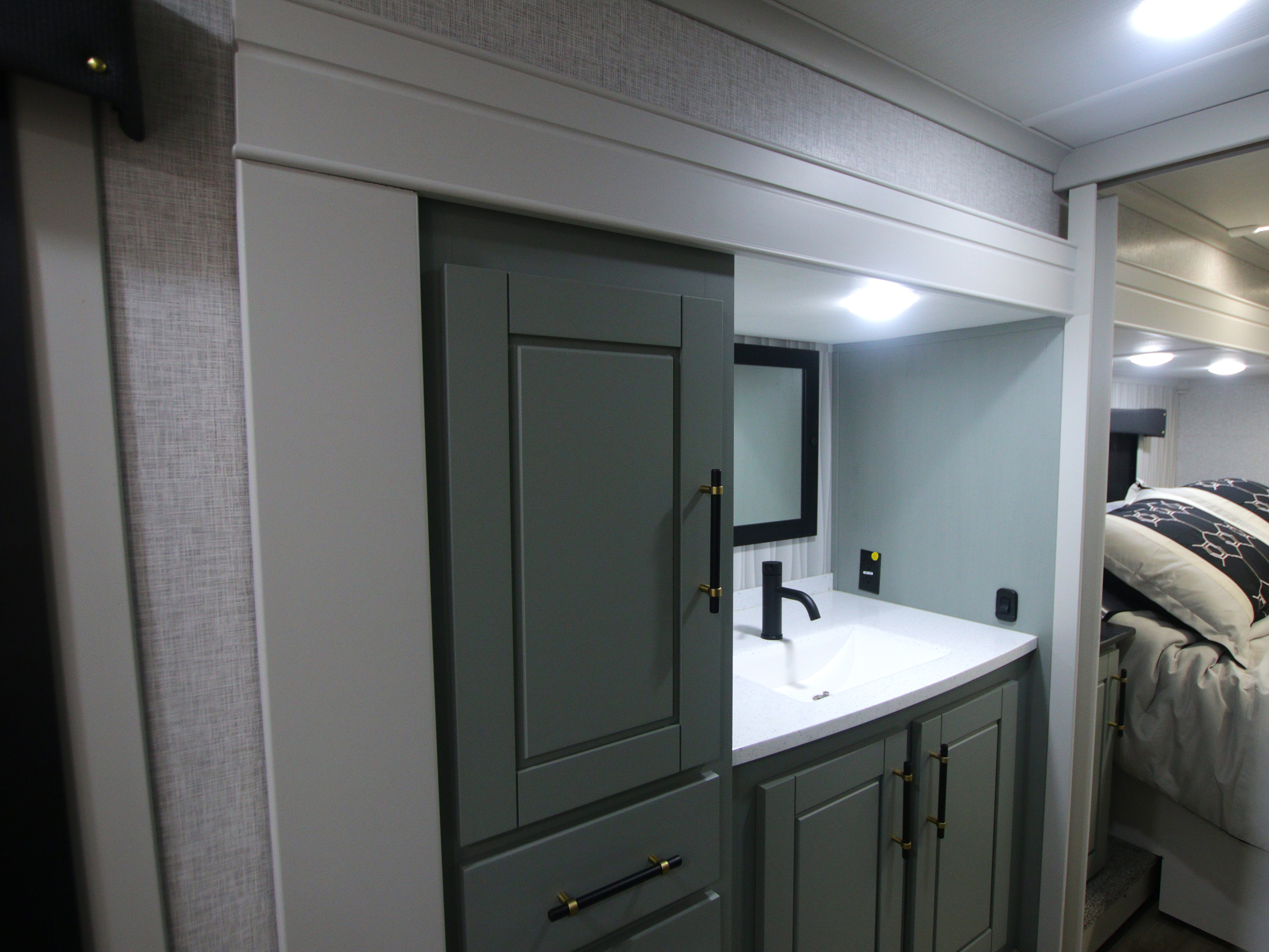 2024 CrossRoads Redwood RW4120GK, $ 119,995