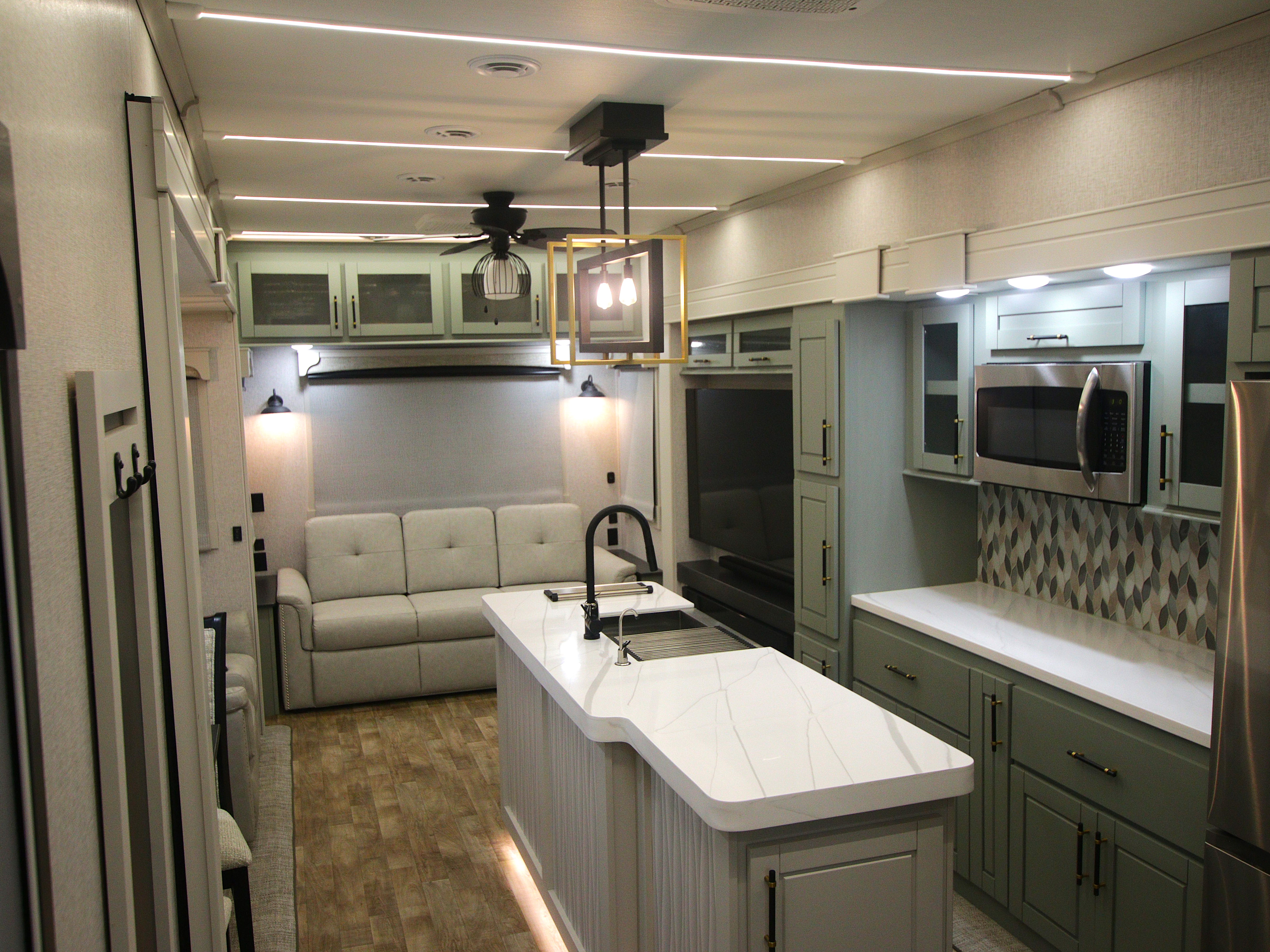 2024 CrossRoads Redwood RW4120GK, $ 119,995