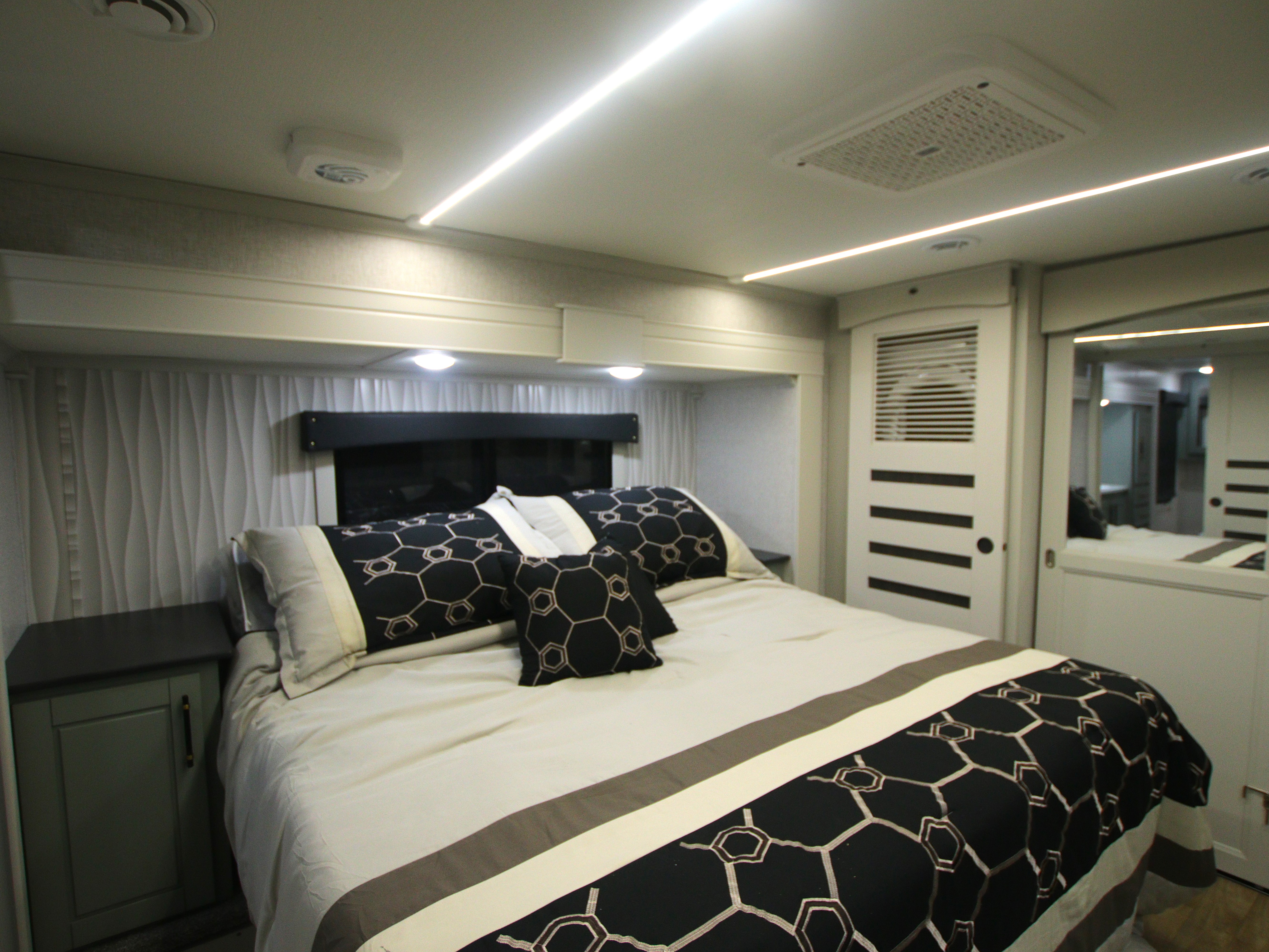 2024 CrossRoads Redwood RW4120GK, $ 119,995