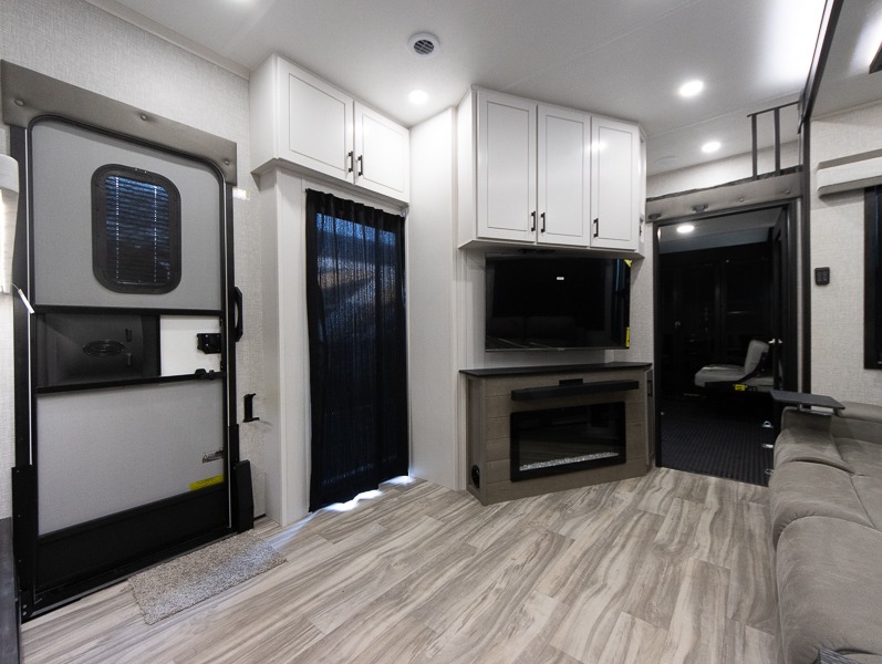 2025 Jayco Seismic Luxury Series 4113, $ 109,995