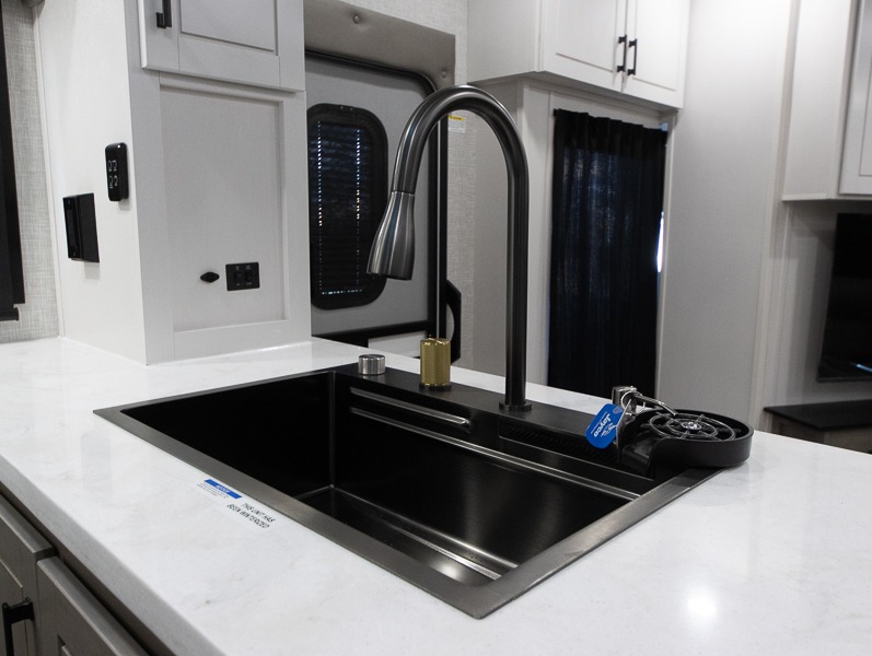 2025 Jayco Seismic Luxury Series 4113, $ 109,995