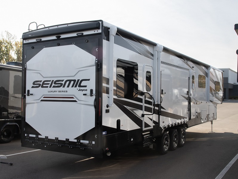 2025 Jayco Seismic Luxury Series 4113, $ 109,995