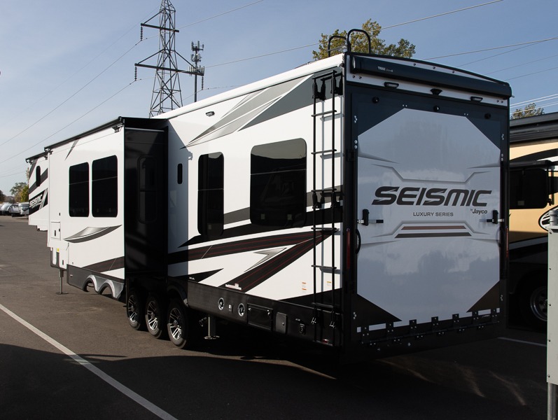2025 Jayco Seismic Luxury Series 4113, $ 109,995