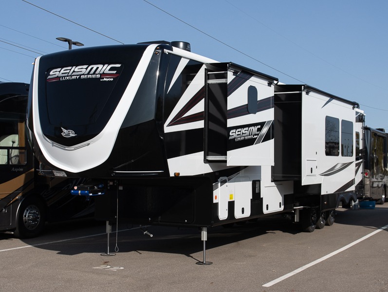 2025 Jayco Seismic Luxury Series 4113, $ 109,995
