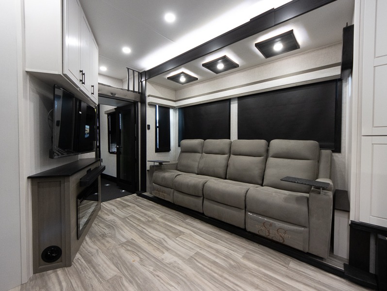 2025 Jayco Seismic Luxury Series 4113, $ 109,995