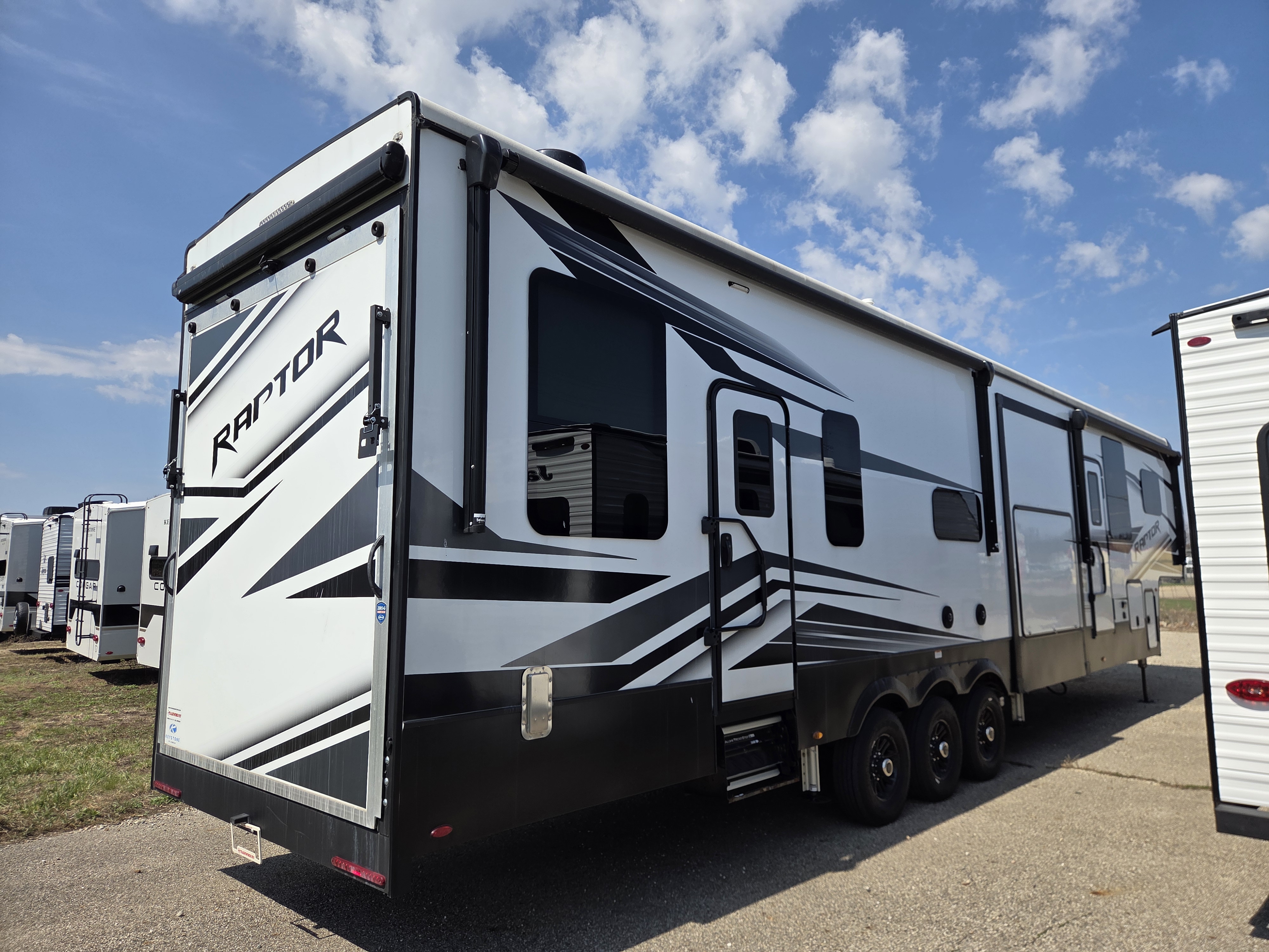 2022 Keystone Raptor 423, $ 92,000