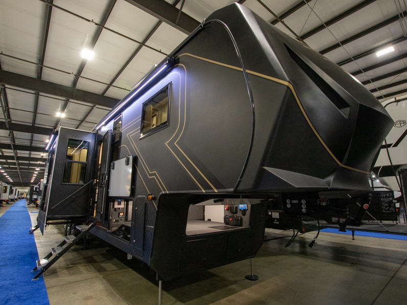 2025 Keystone Raptor 415, $ 109,999