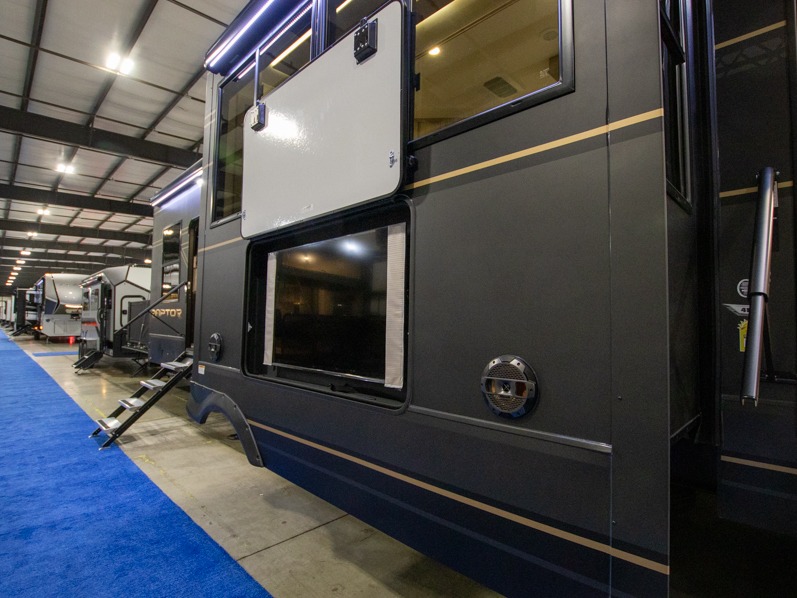 2025 Keystone Raptor 415, $ 109,999