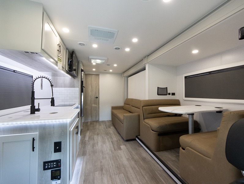 2025 Dynamax Isata 3 Series 24SSSFXM, $ 149,997