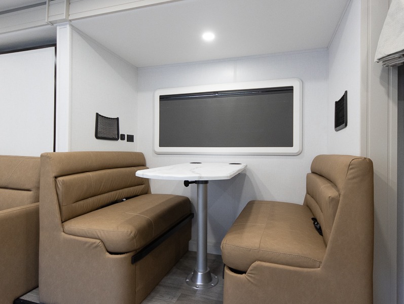 2025 Dynamax Isata 3 Series 24SSSFXM, $ 149,997