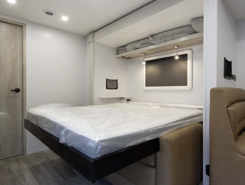 2025 Dynamax Isata 3 Series 24SSSFXM, $ 149,997