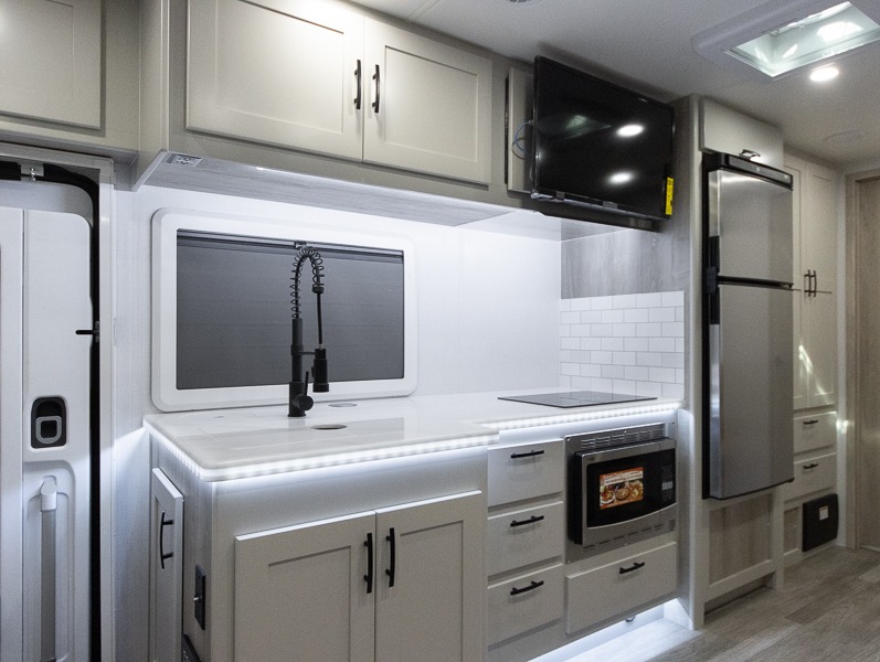 2025 Dynamax Isata 3 Series 24SSSFXM, $ 149,997