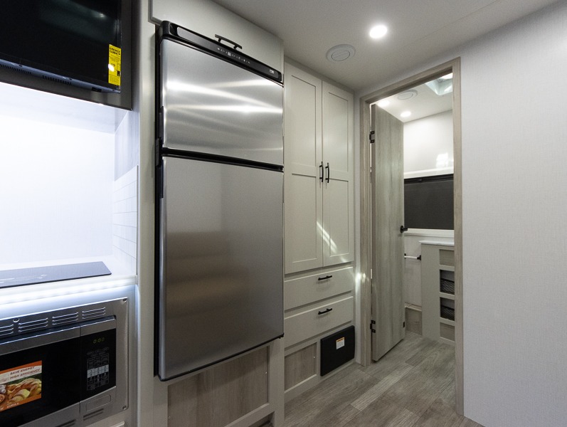 2025 Dynamax Isata 3 Series 24SSSFXM, $ 149,997