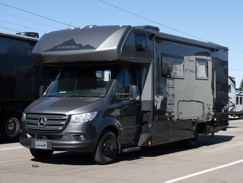 2025 Dynamax Isata 3 Series 24SSSFXM, $ 149,997