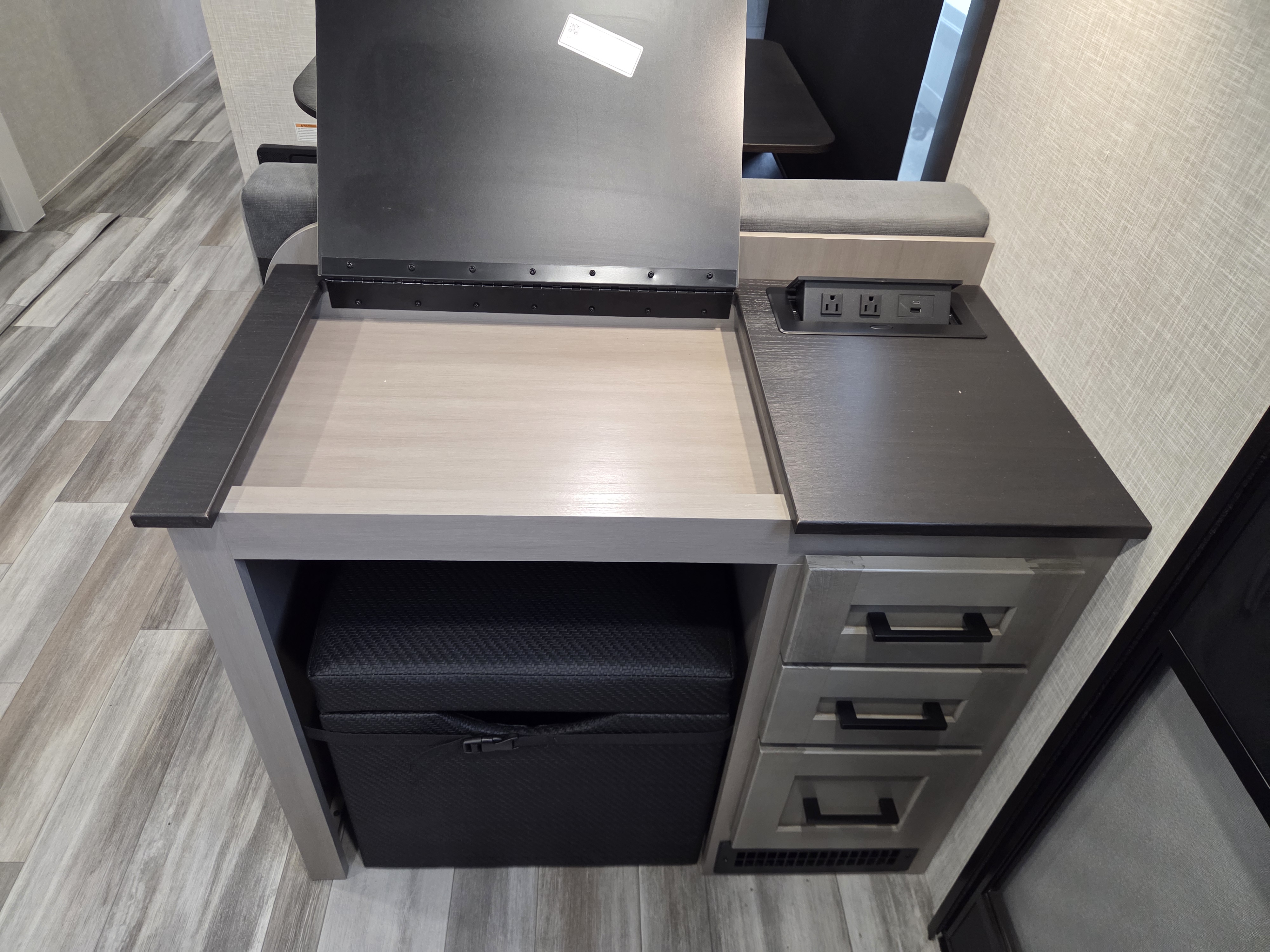 2025 Jayco Jay Feather 23RK, $ 34,749