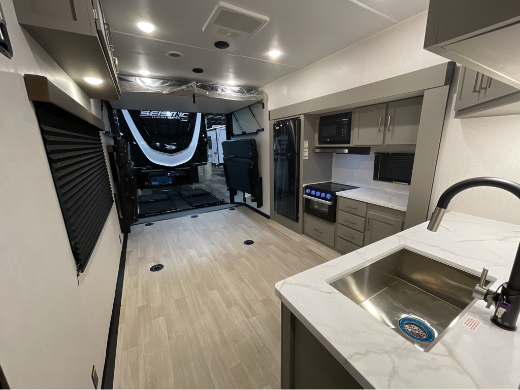 2026 Keystone Raptor Carbon Aluminum 30WFO, $ 37,990