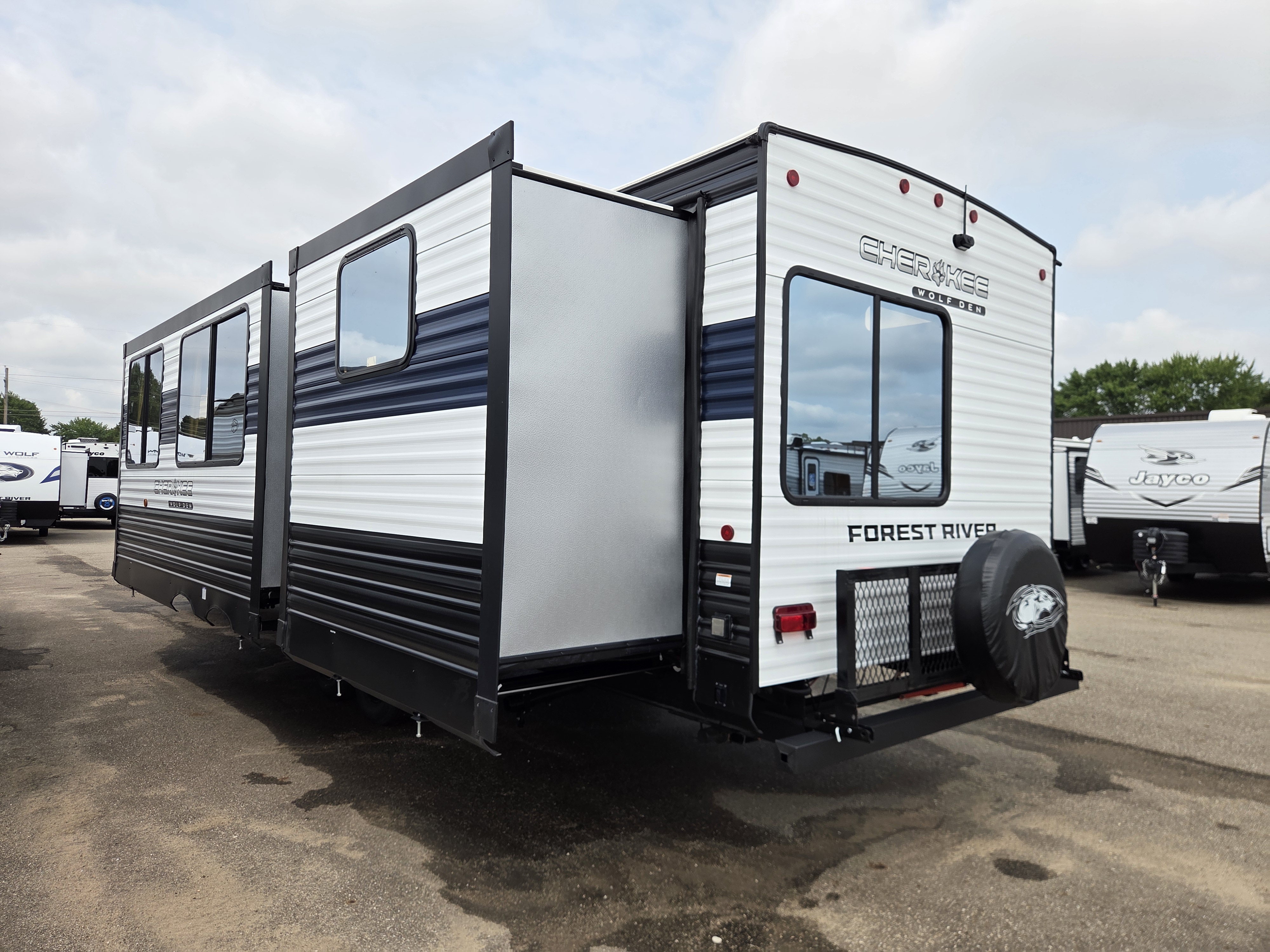 2026 Forest River Cherokee Wolf Den 304SR, $ 39,999
