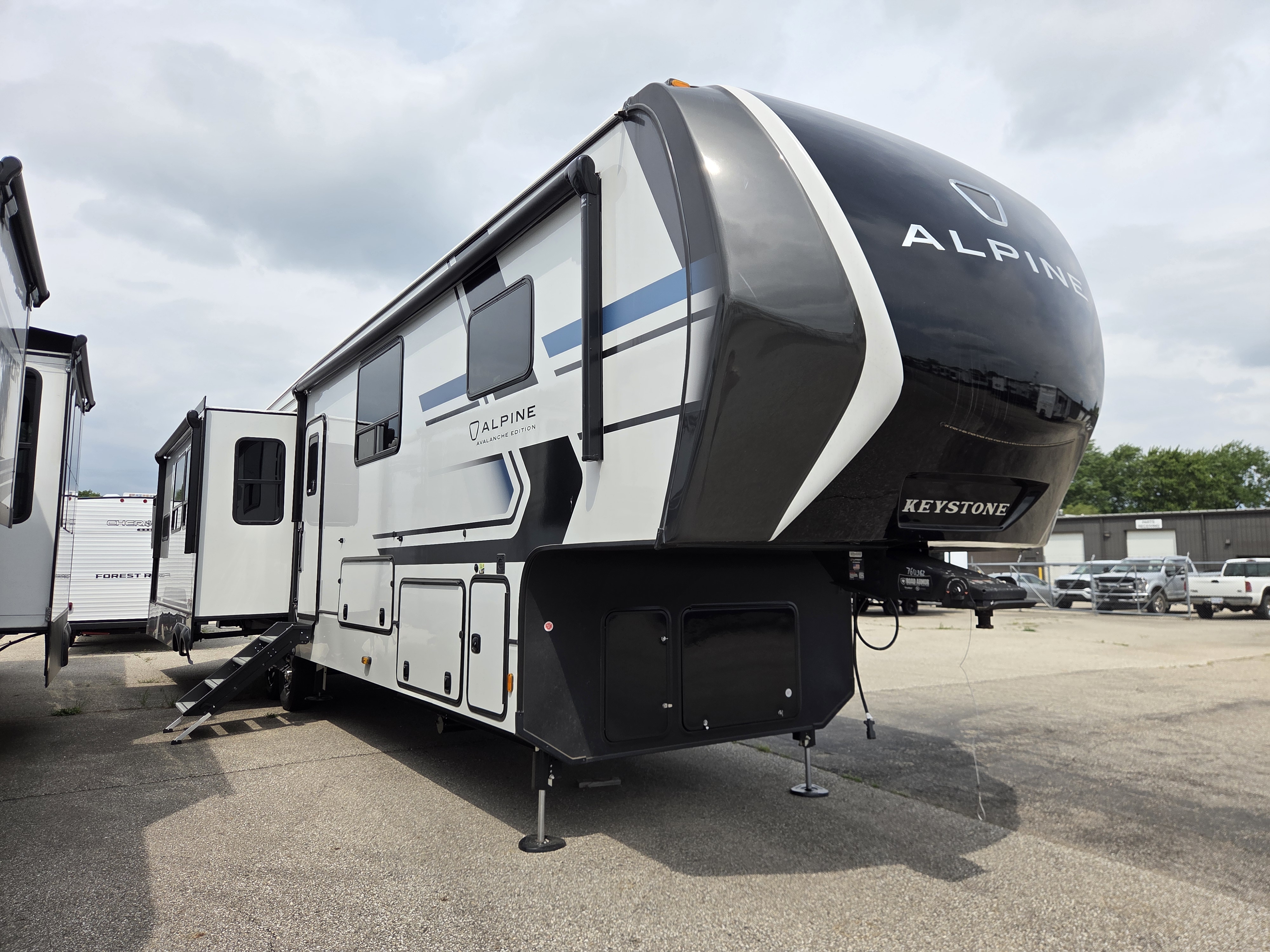 2026 Keystone Alpine Avalanche Edition 379MB, $ 79,999