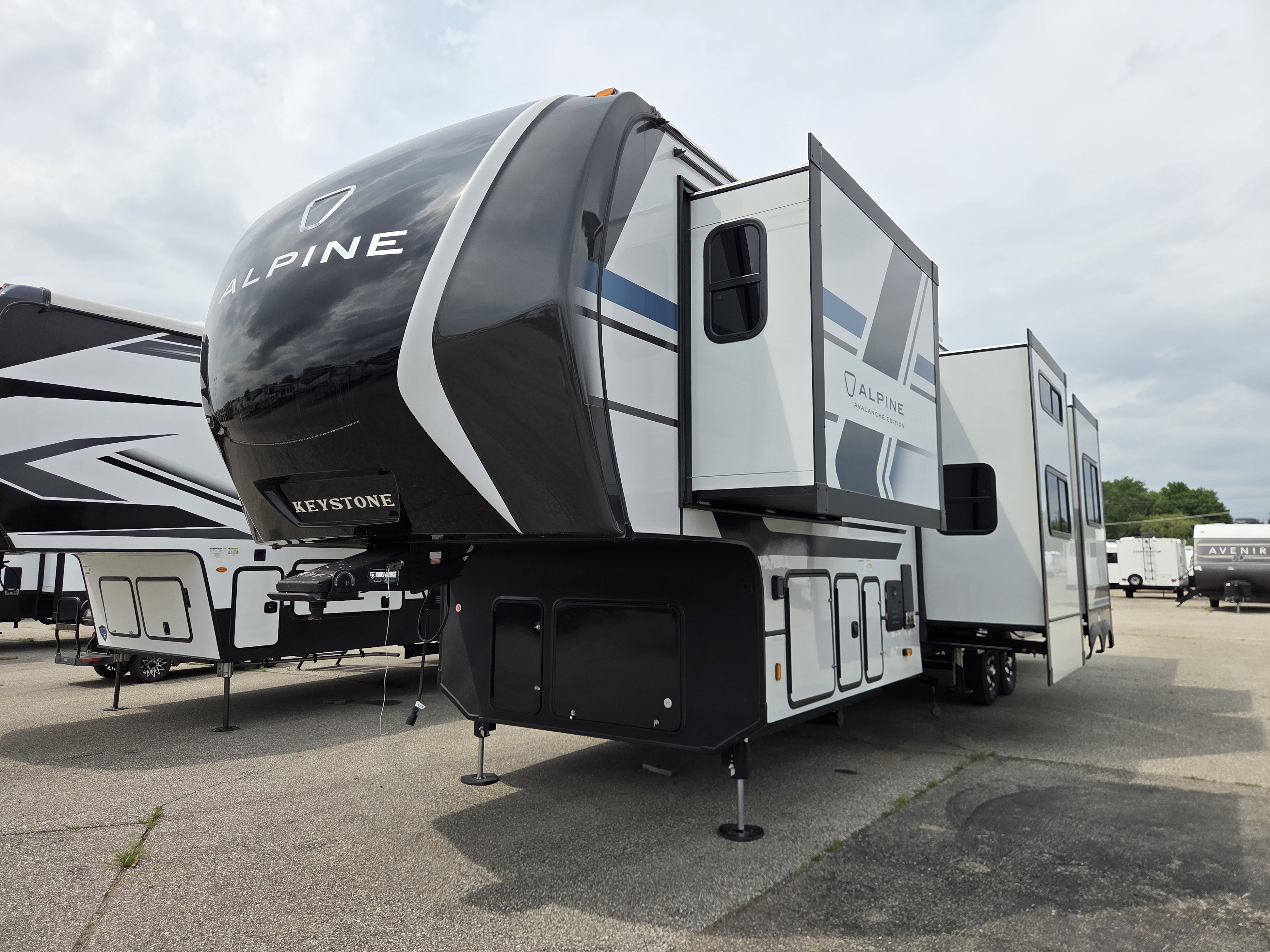 2026 Keystone Alpine Avalanche Edition 379MB, $ 79,999