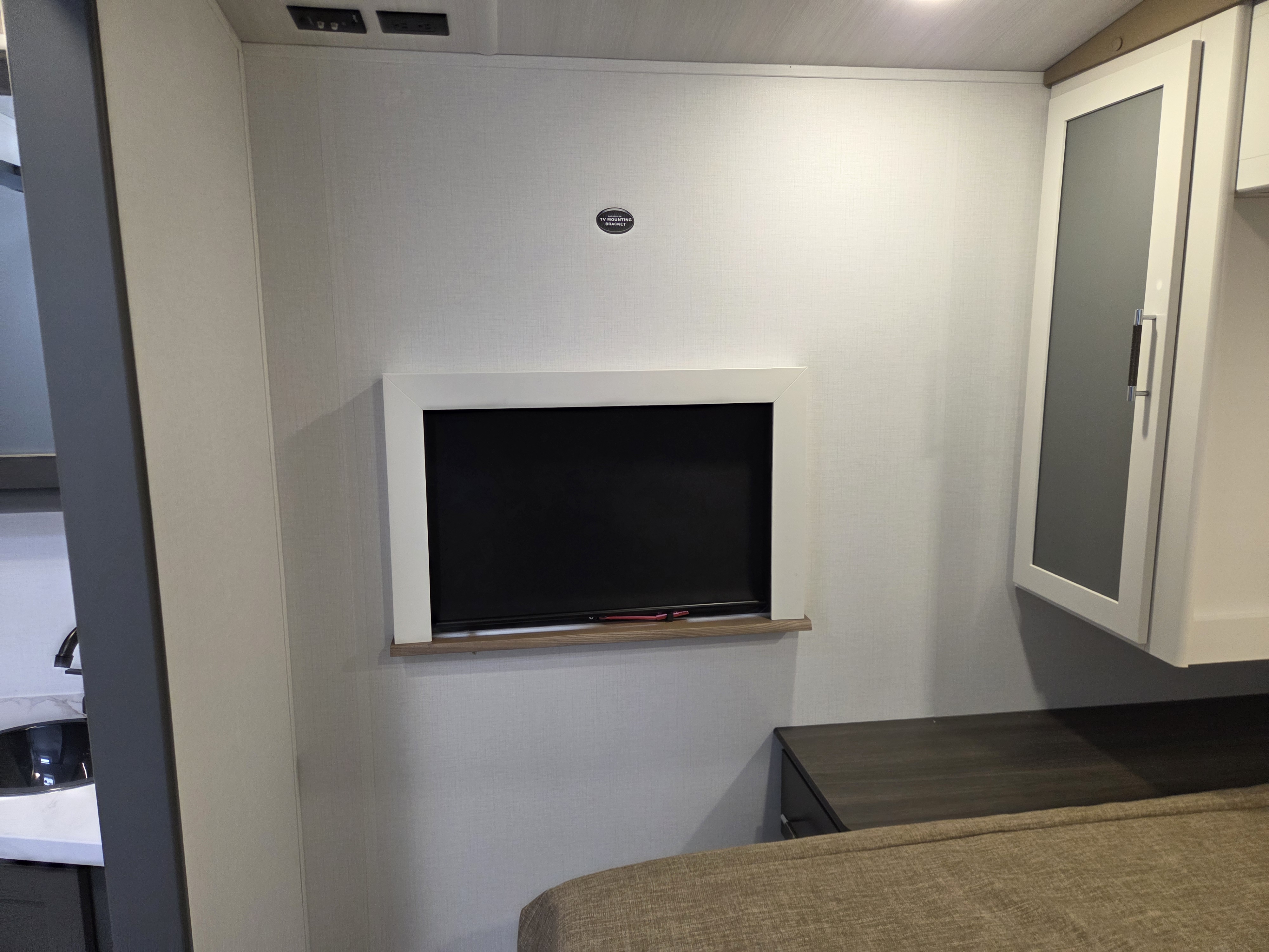 2025 Keystone Bullet Crossfire 2530RD, $ 32,999