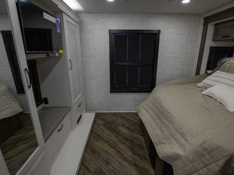 2025 Jayco Seneca 37M, $ 259,997
