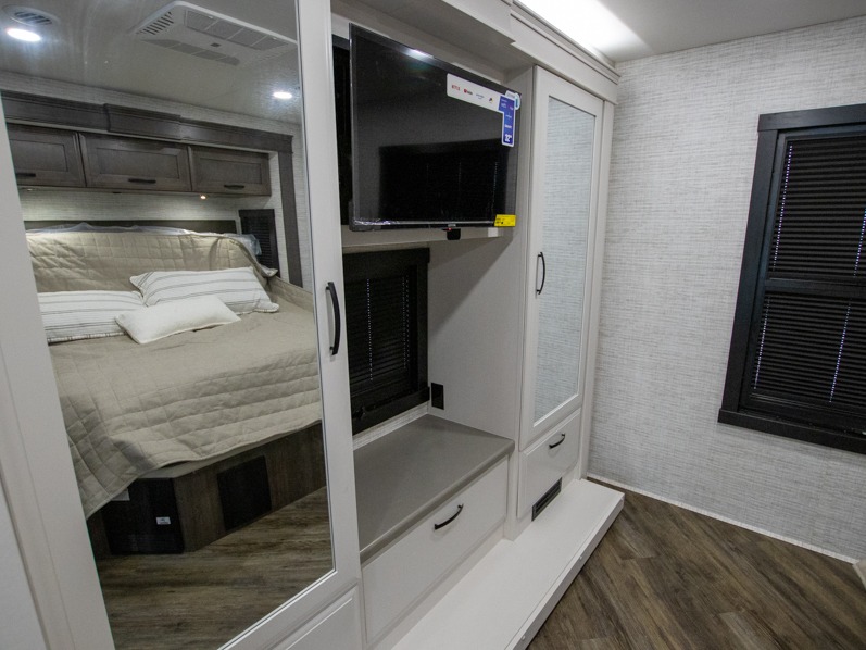 2025 Jayco Seneca 37M, $ 259,997