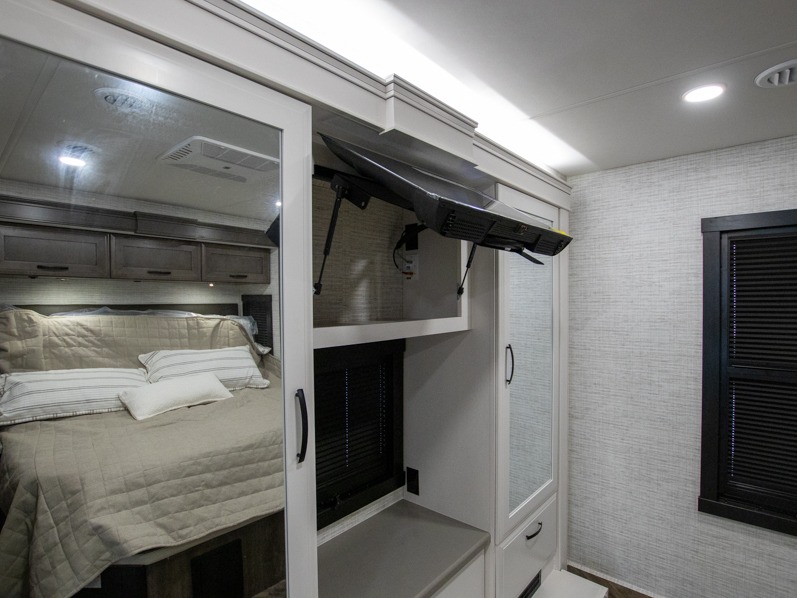 2025 Jayco Seneca 37M, $ 259,997