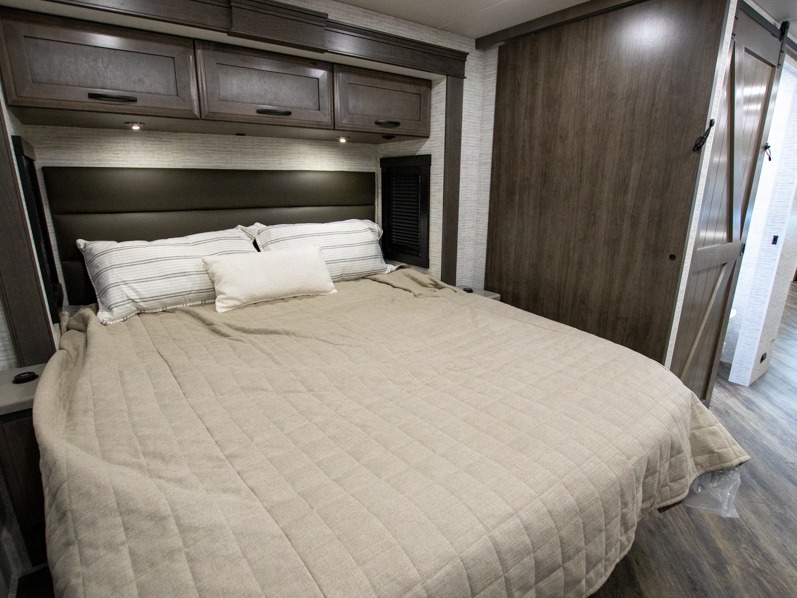 2025 Jayco Seneca 37M, $ 259,997