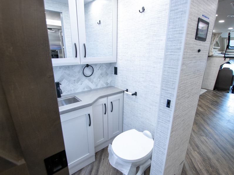 2025 Jayco Seneca 37M, $ 259,997