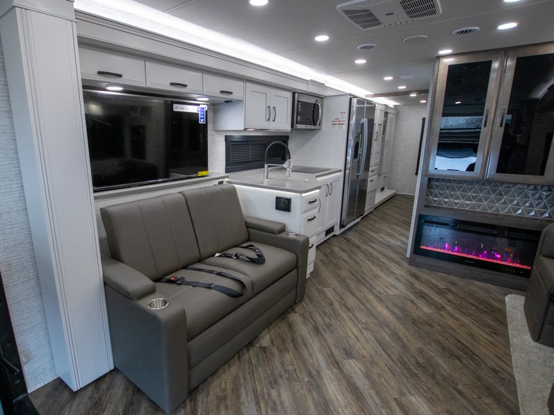 2025 Jayco Seneca 37M, $ 259,997