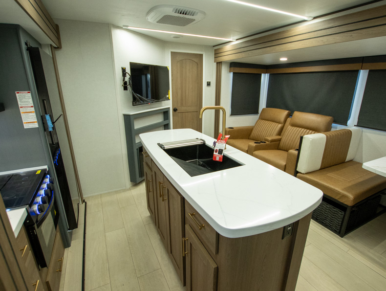 2026 CrossRoads Sunset Trail SS331BH, $ 49,999