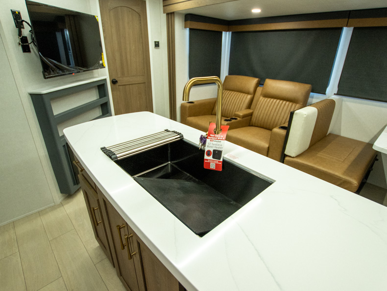 2026 CrossRoads Sunset Trail SS331BH, $ 49,999