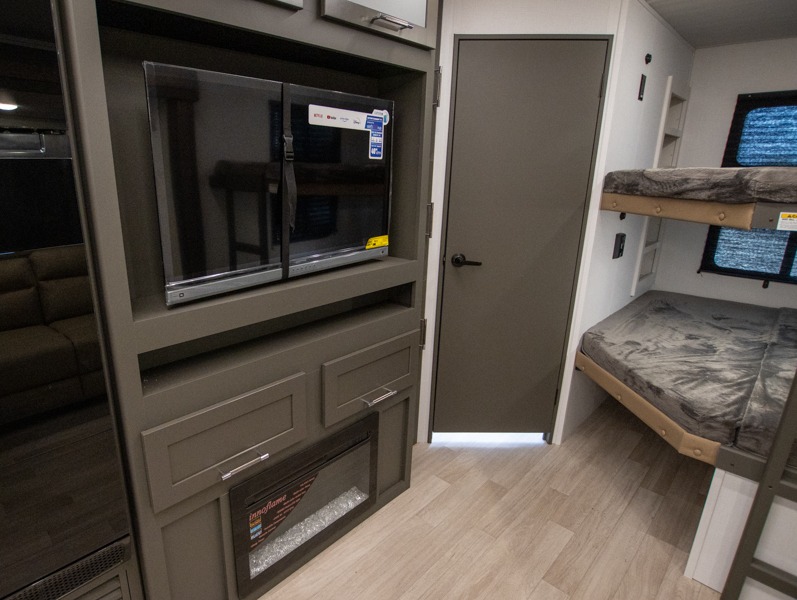 2025 Keystone Bullet Crossfire 290BHS, $ 35,999
