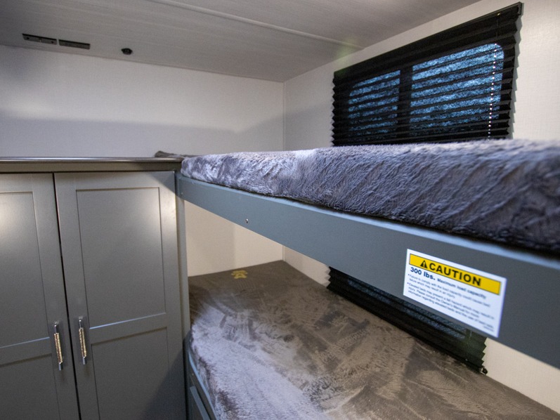 2025 Keystone Bullet Classic Dual Axle 2840QB, $ 27,999