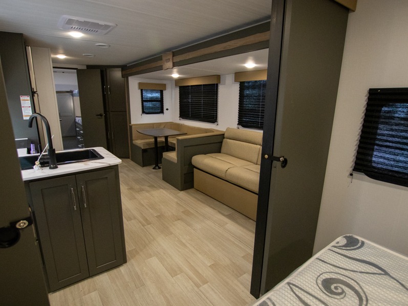 2025 Keystone Bullet Classic Dual Axle 2840QB, $ 27,999