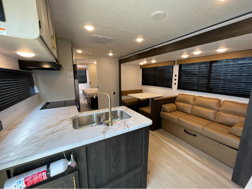 2026 CrossRoads Zinger ZR390DB, $ 45,999