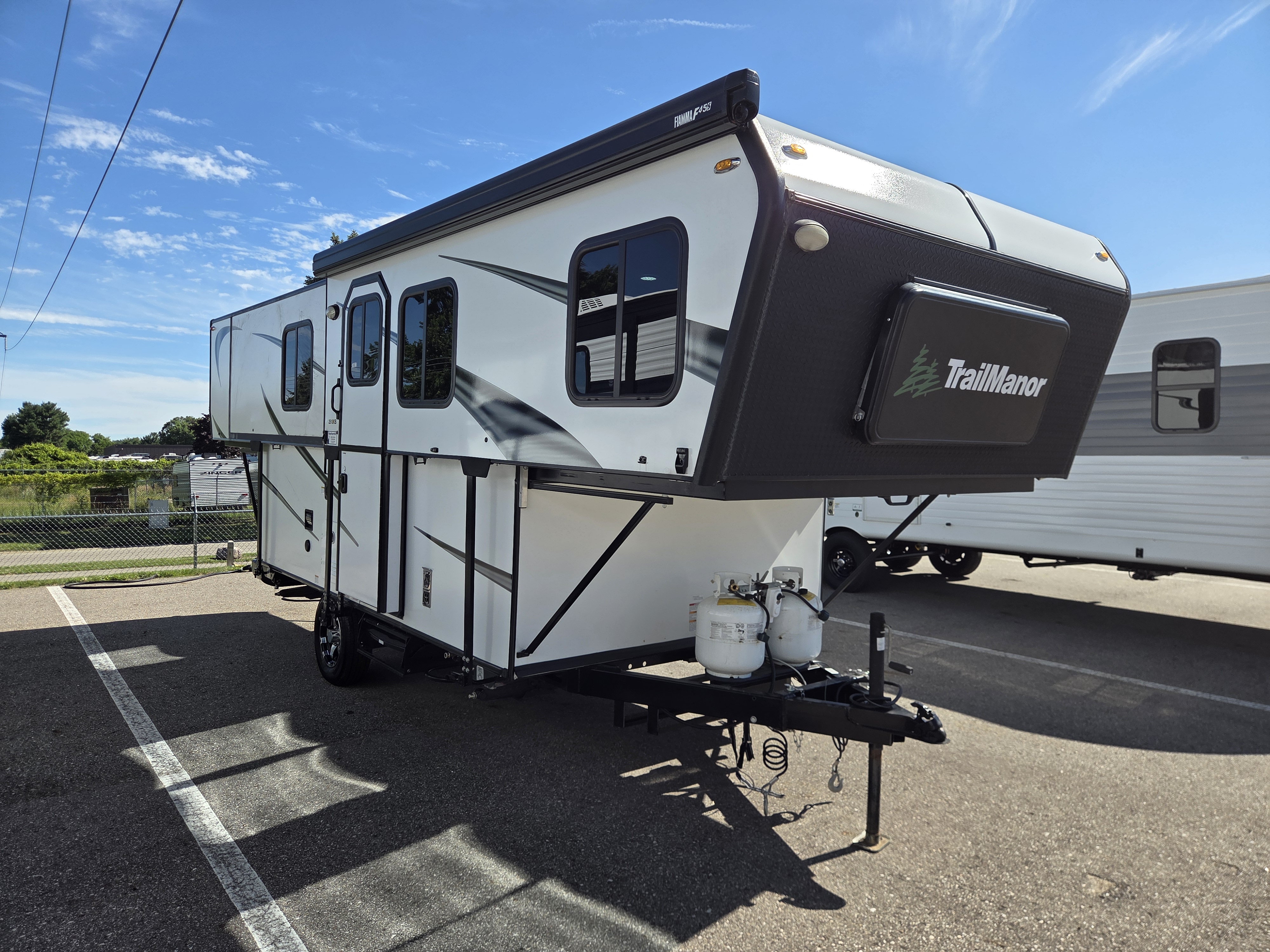 2023 TM INDUSTRIES TRAIL MANOR 2518KB, $ 37,990