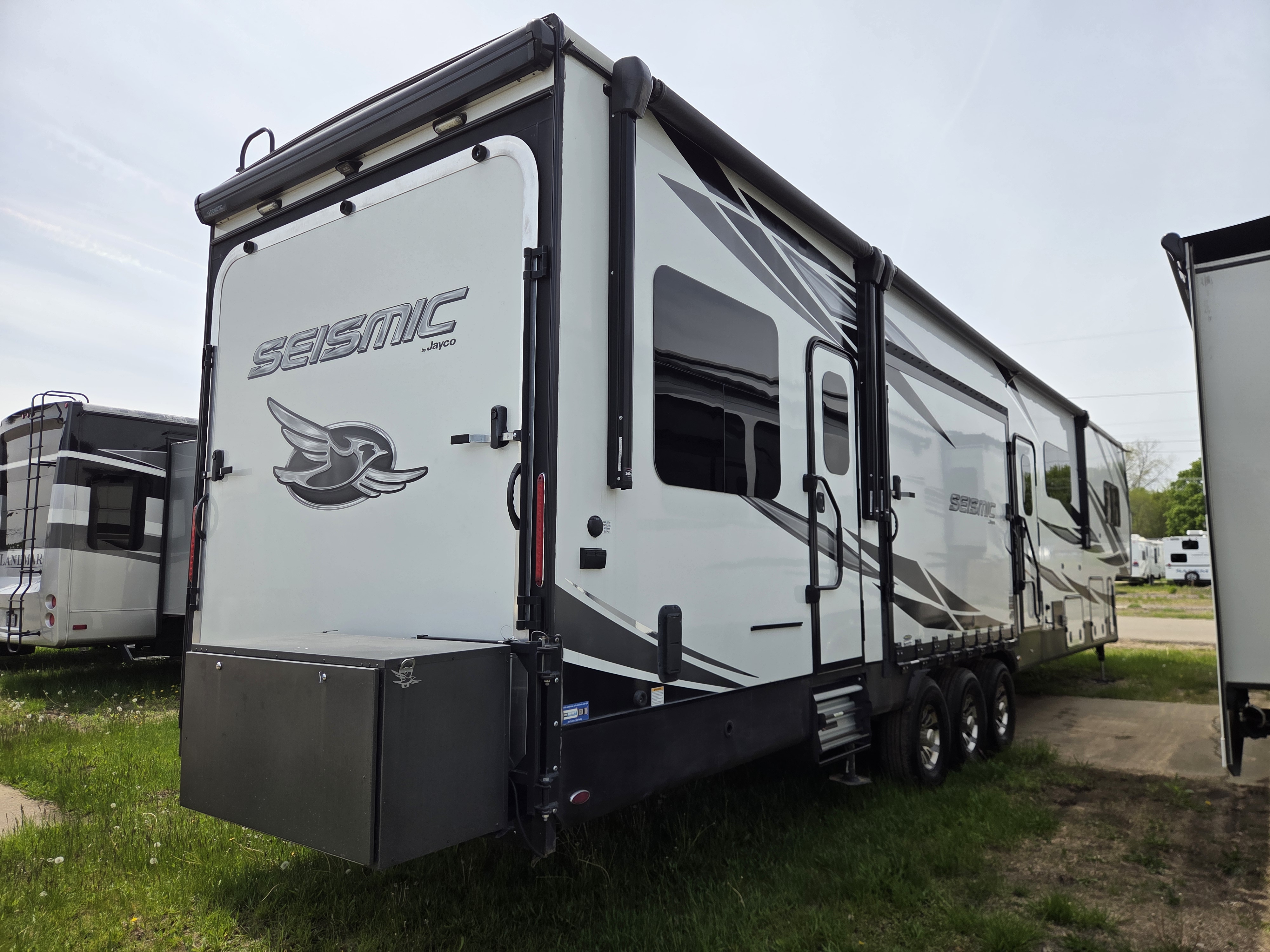 2021 Jayco Seismic 4113, $ 78,700