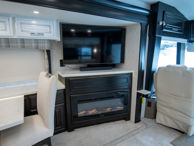 2022 Entegra Coach Anthem 44Z, $ 372,350