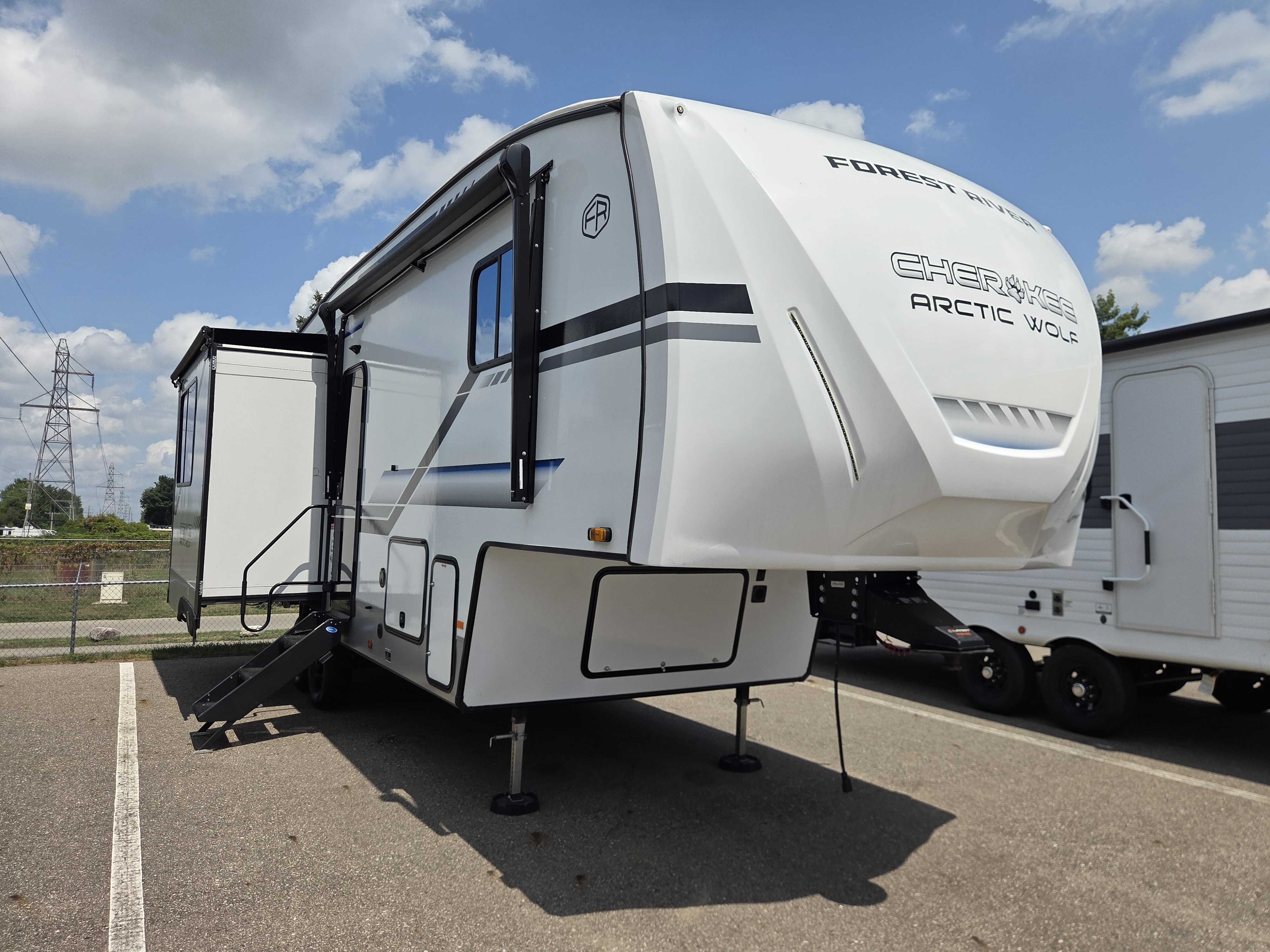 2024 Forest River Cherokee Arctic Wolf 27SGS, $ 39,700
