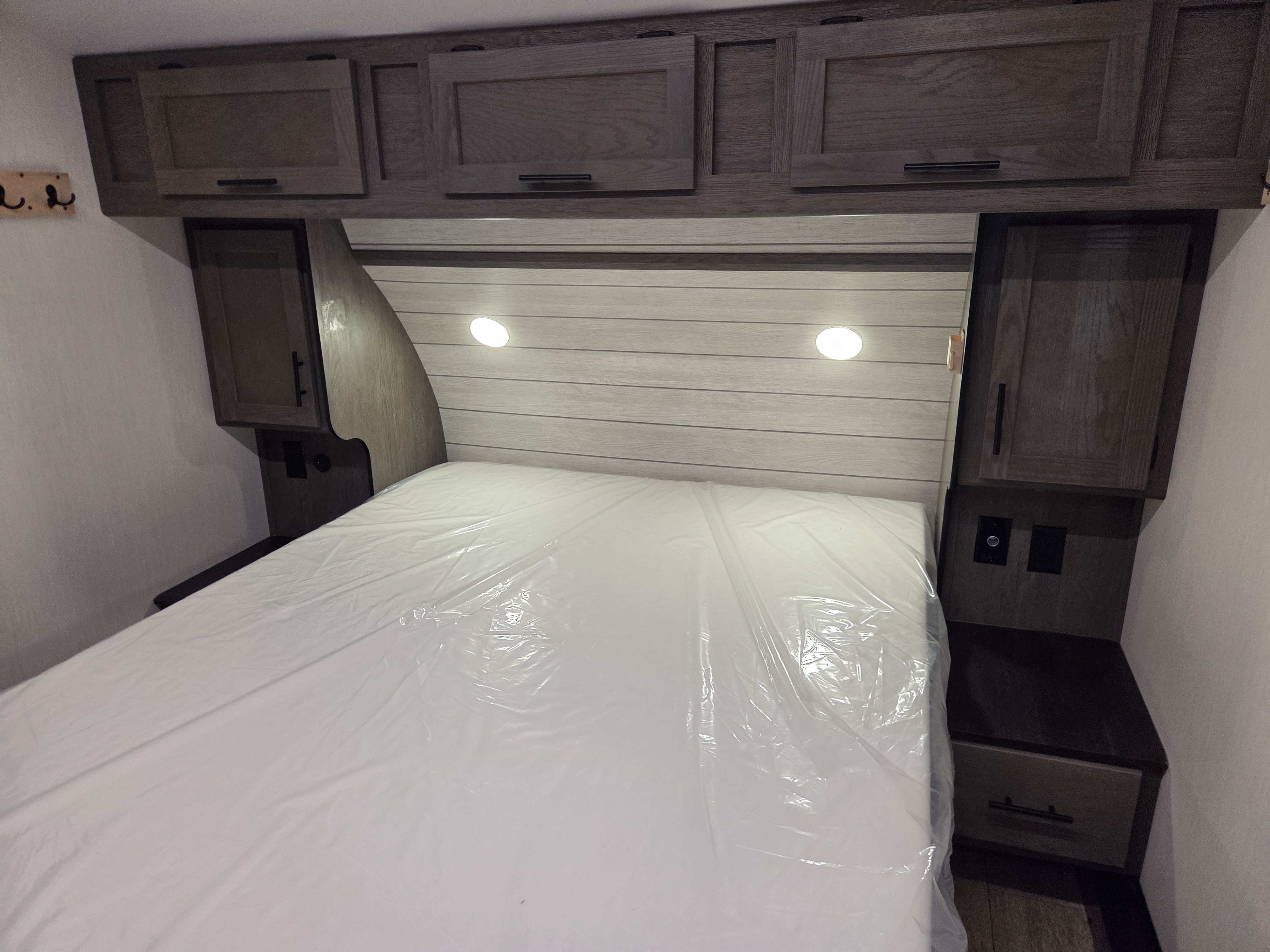 2024 Forest River Cherokee Arctic Wolf 27SGS, $ 39,700