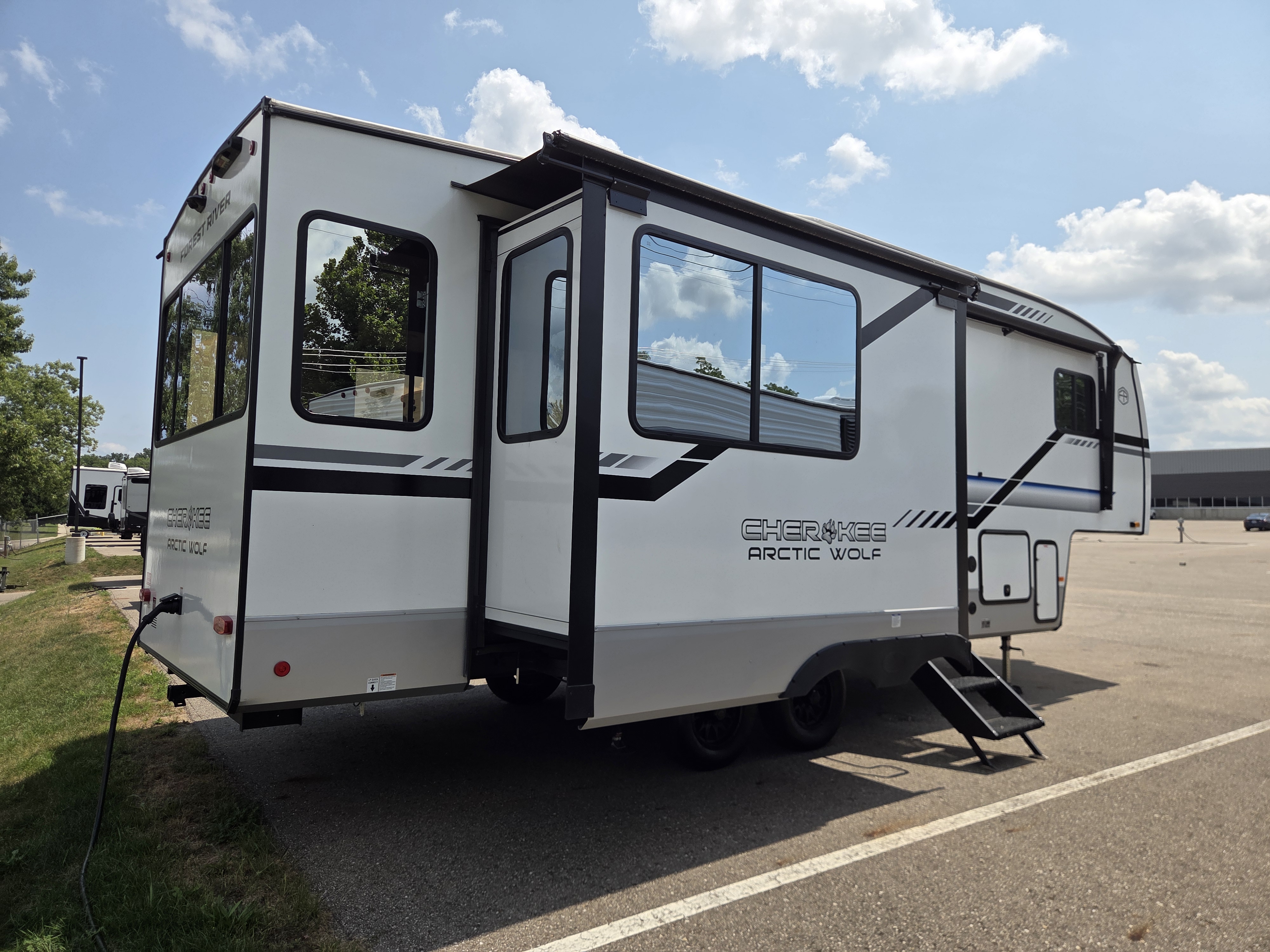 2024 Forest River Cherokee Arctic Wolf 27SGS, $ 39,700