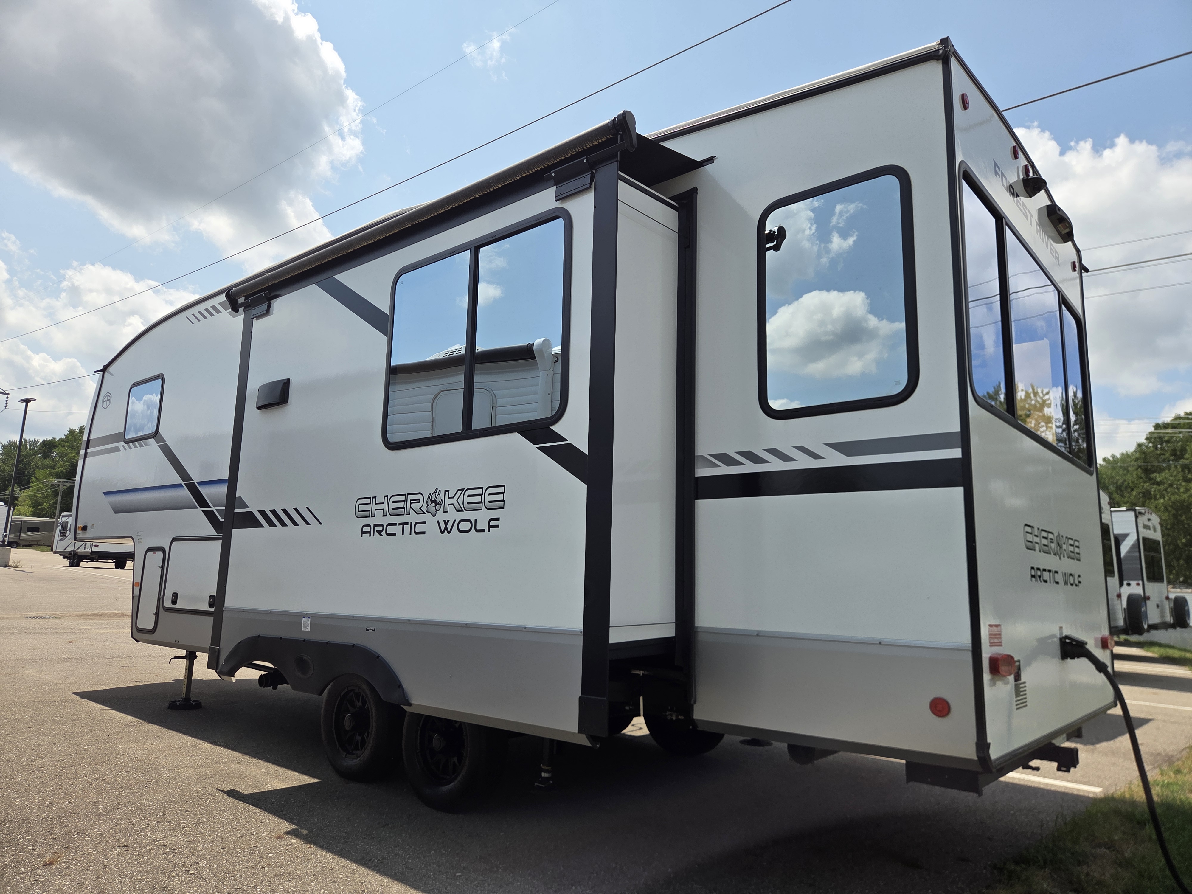 2024 Forest River Cherokee Arctic Wolf 27SGS, $ 39,700