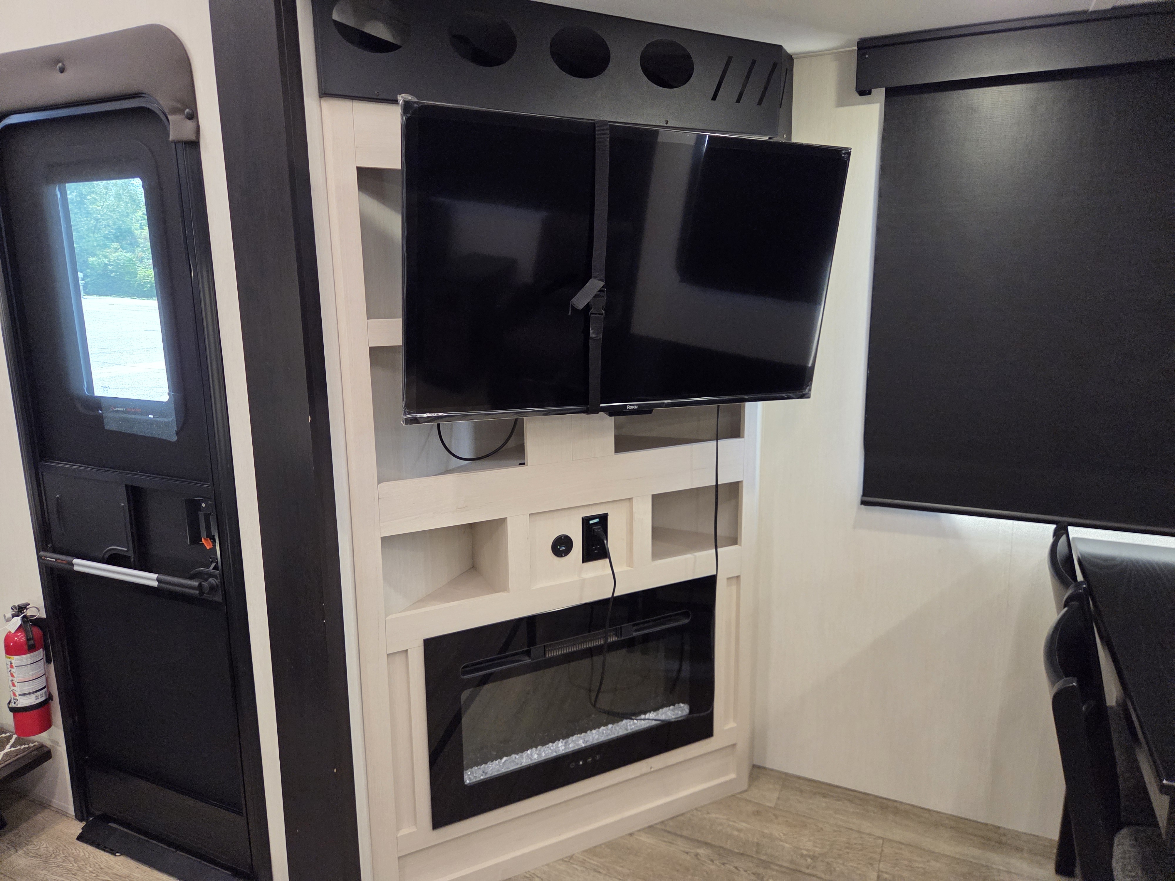 2024 Forest River Cherokee Arctic Wolf 27SGS, $ 39,700