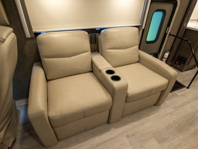 2022 Thor Motor Coach Palazzo 37.4, $ 197,250