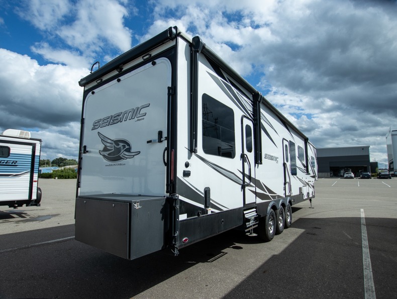 2020 Jayco Seismic 4013, $ 68,300